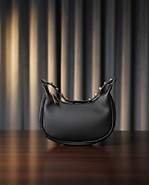 siyah kulp detaylı kol çantası